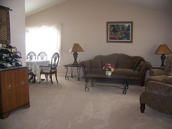 Living Room w Vaulted Ceiling