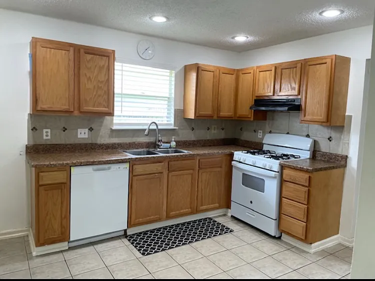 13923 Clear Forest Dr — Photo 4