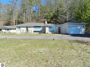 7124 Peninsula Dr, Traverse City, MI 49686