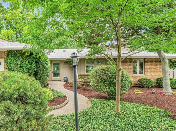 4 Clover Leaf Ct, Savoy, IL 61874