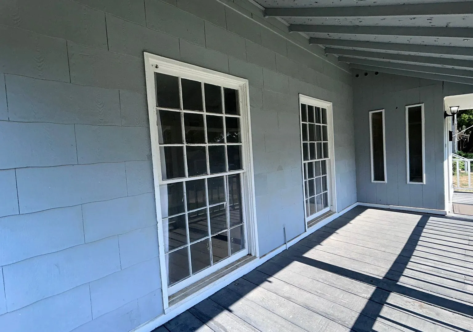 FOUR bedroom in Prime Location! — Photo 2