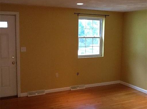 3rd image of 33 Sherburne Ave Unit 2
