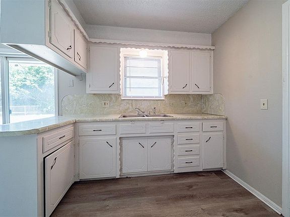 3rd image of 606 Crestmoor Dr