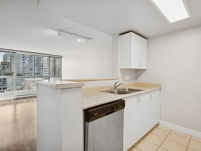 828 Howe St — Photo 40