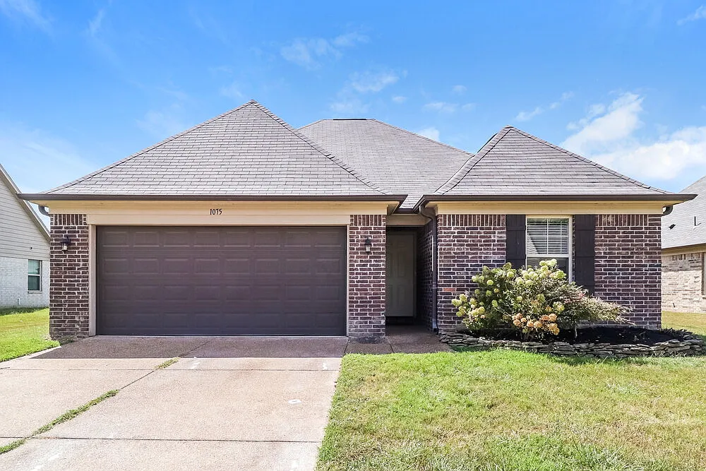 4 bed, 2.0 bath, 1700 sqft, $2,020 — Photo 1