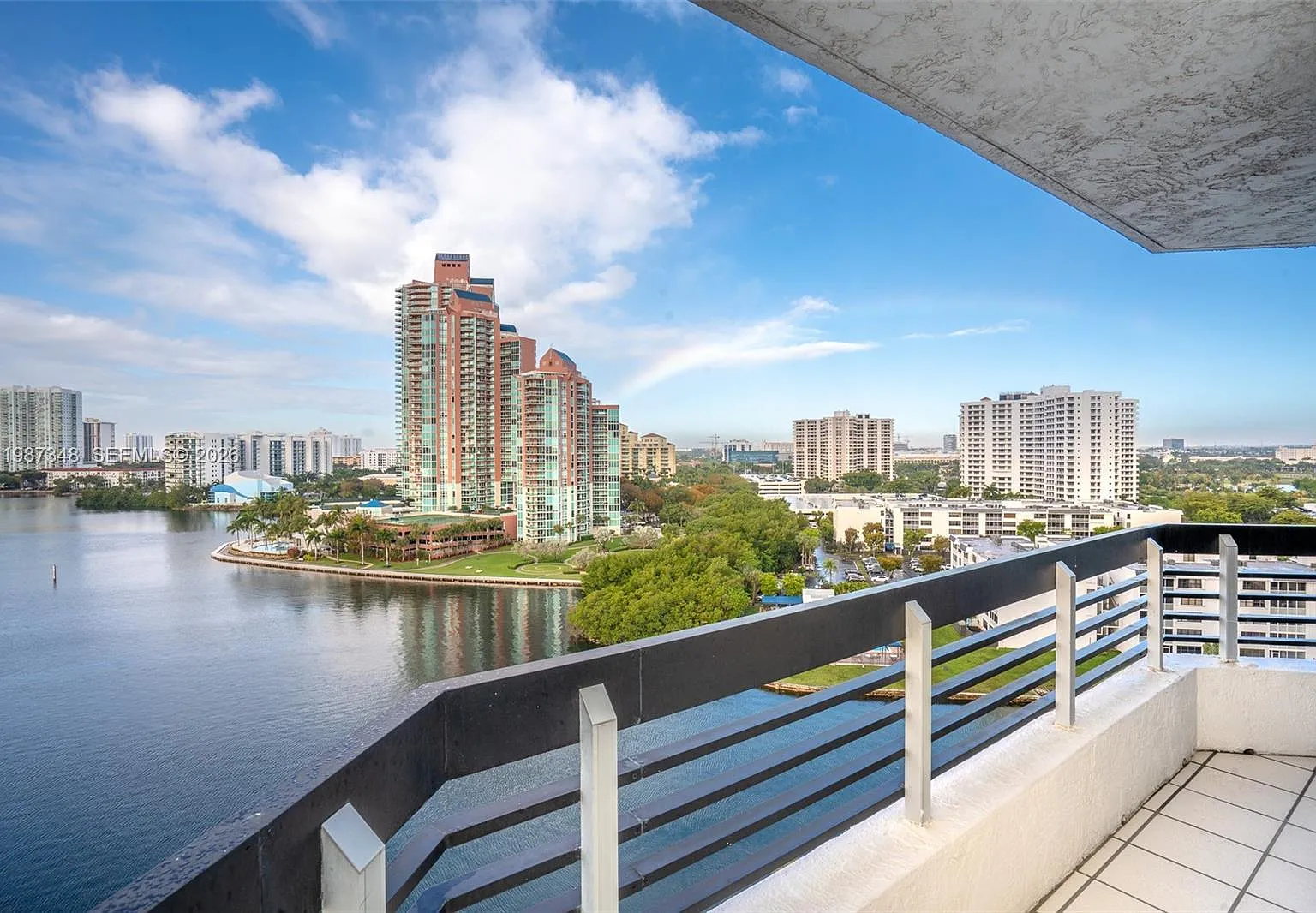 Mystic Pointe Tower 500 C — Photo 2