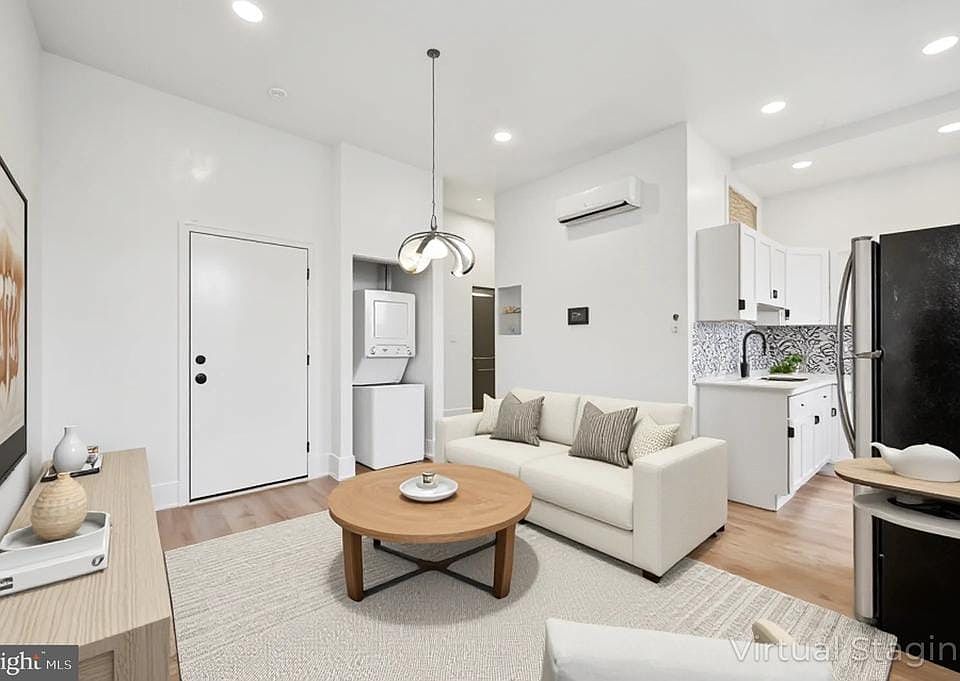 1st image of 1637 W Girard Ave Floor 3