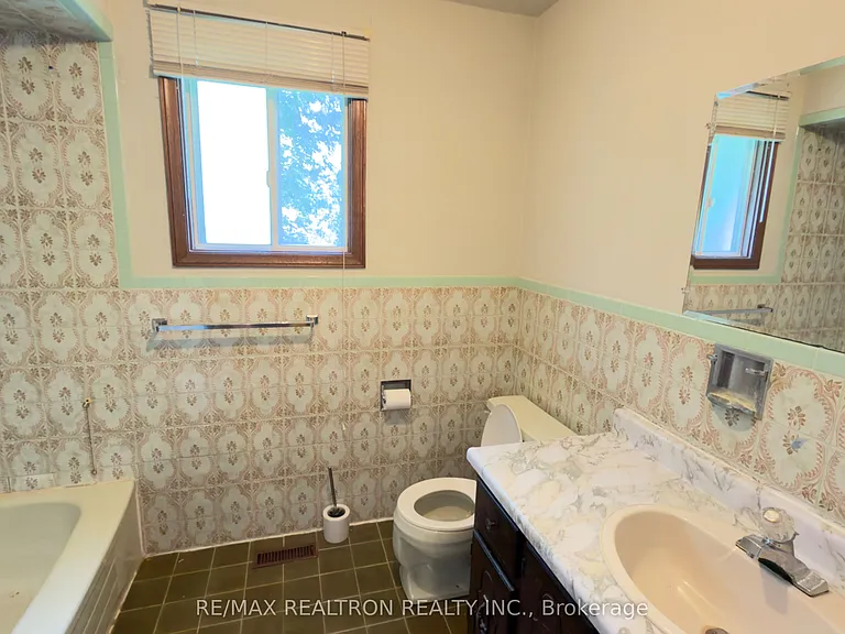589 Sheppard Ave E — Photo 6