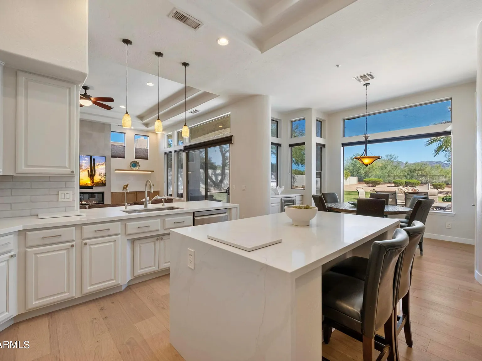 4 bed, 5.0 bath, 4293 sqft, $16,500 — Photo 4