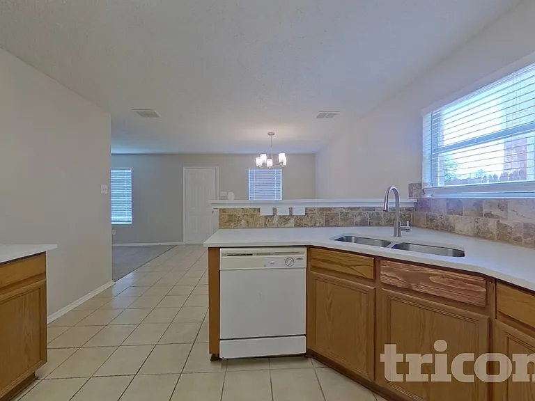 4865 Waterford Dr — Photo 7