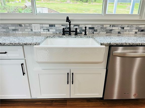 5th image of 108 Charlotte Dr