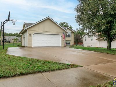 241 E Park Dr, Auburn, KS, 66402