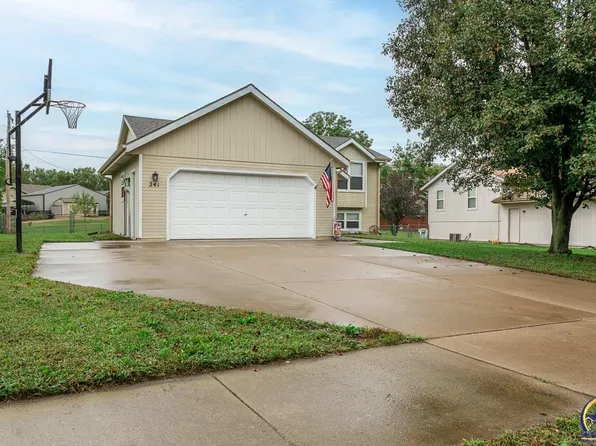 241 E Park Dr, Auburn, KS 66402