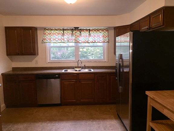 4th image of 682 Powhattan St