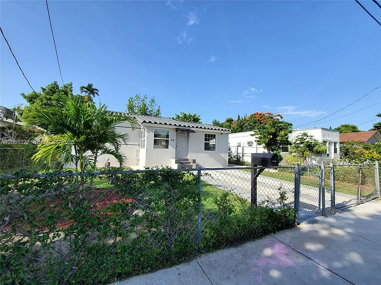70 NW 33rd St — Photo 1