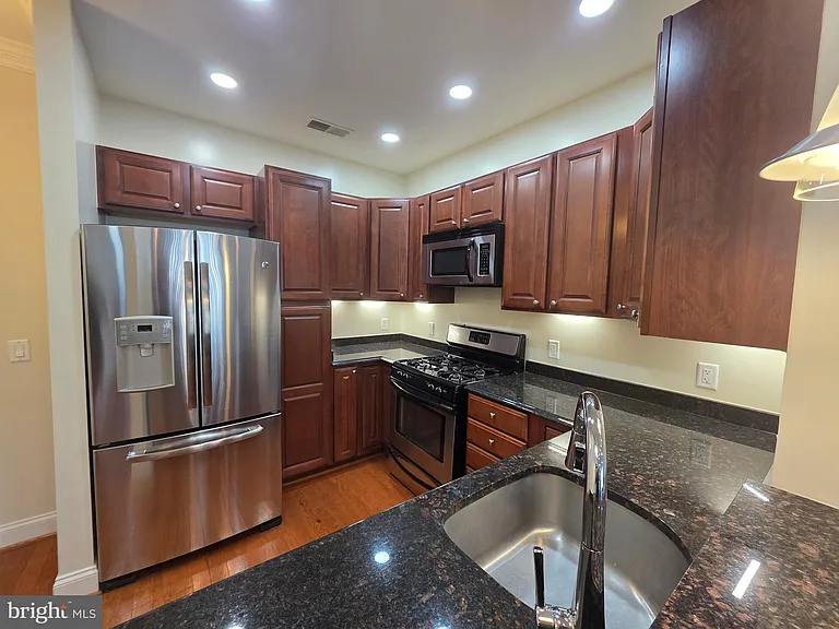 38 Maryland Ave #Penthouse 608 — Photo 2