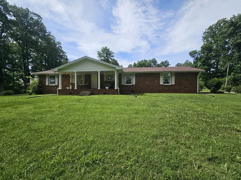 3 bed, 2156 sqft, $1,895 — Photo 1