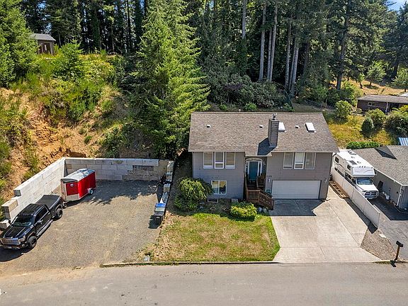 3rd image of 1146 NW Sunset Dr