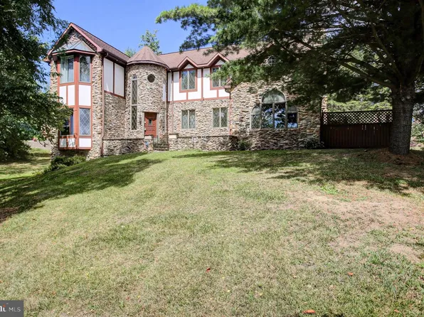 2013 Castlegreen Ct, Greencastle, PA 17225