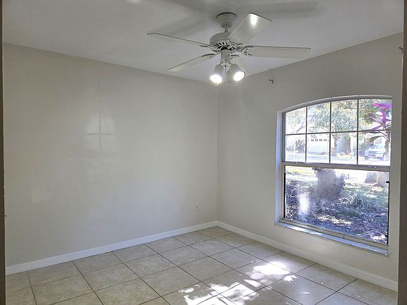 3rd image of 614 Villa Ct