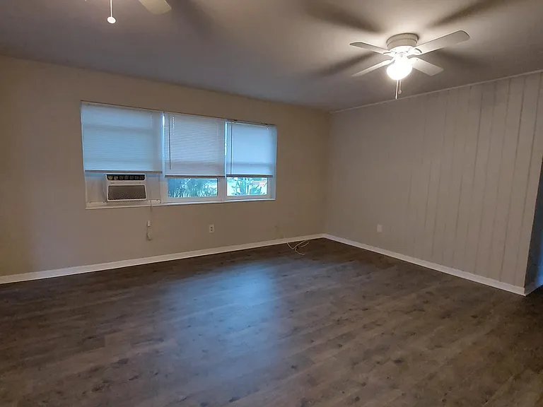 2247 Stella St — Photo 3