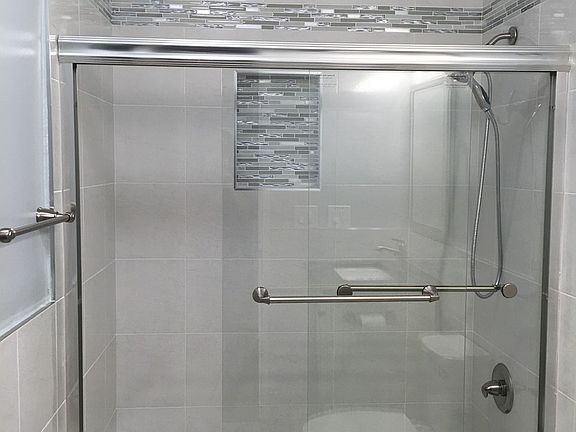 3rd image of 767 Euclid Ave APT 6