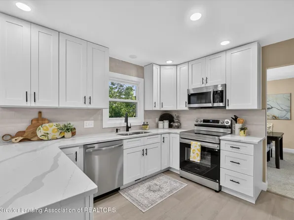 2225 Montego Dr, Lansing, MI 48912