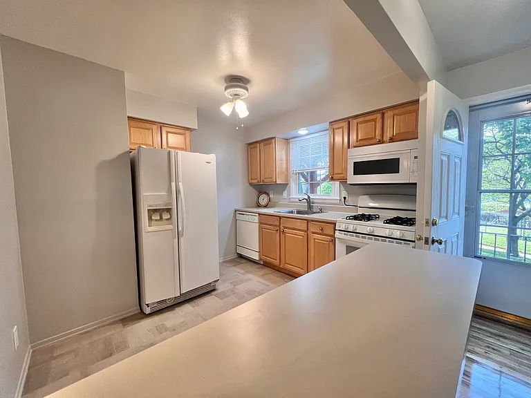 18-23 Clintonville St #1 — Photo 4