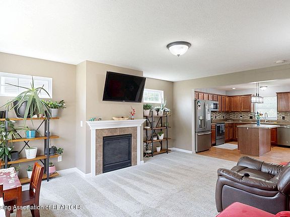 5th image of 1055 Oakwood Dr