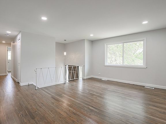4th image of 612 S Braintree Dr
