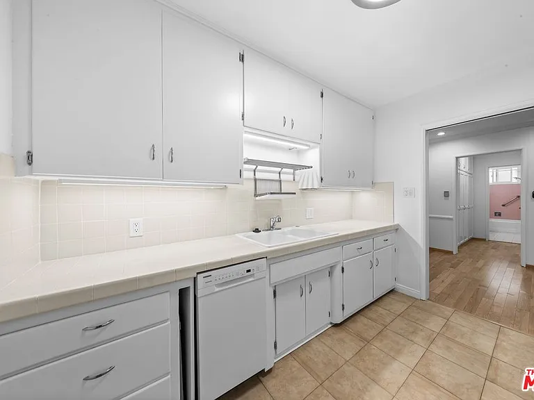 927 6th St #3 — Photo 3