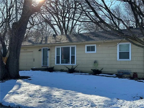 7411 W 71st St, Overland Park, KS 66204