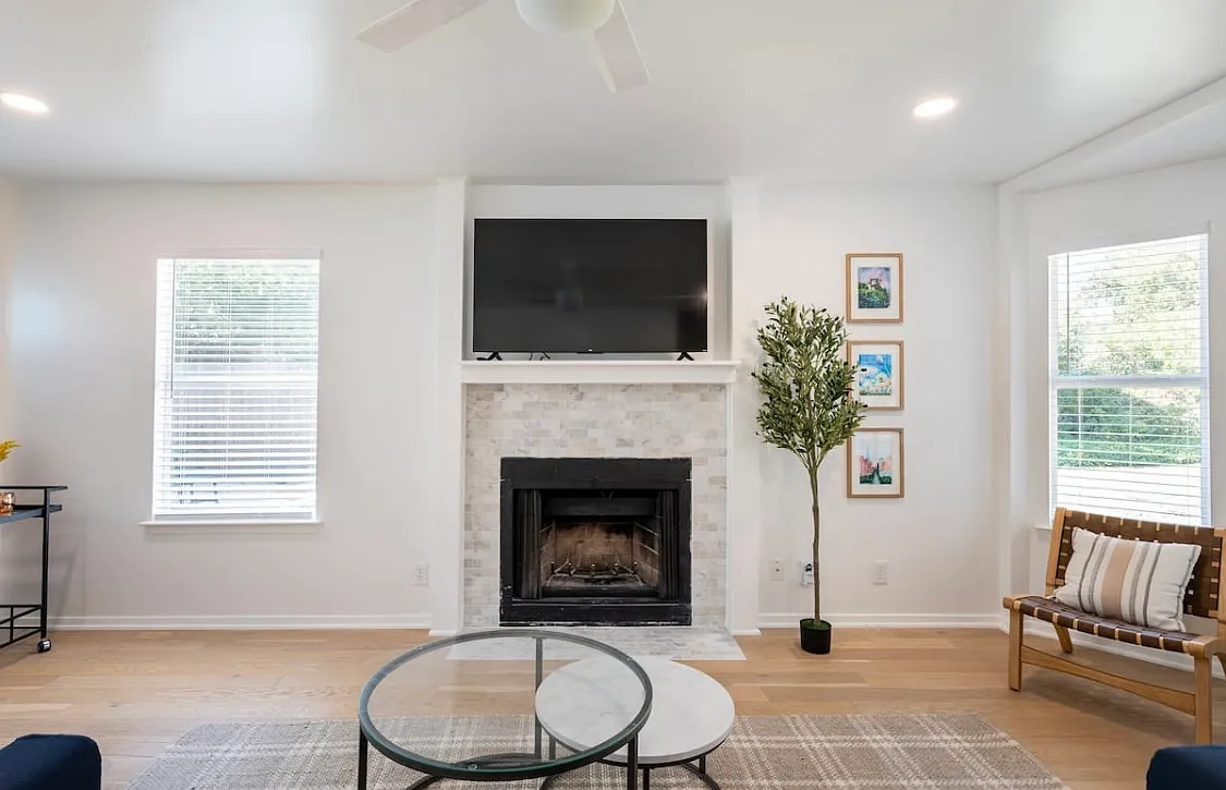 2 bed, 2.5 bath, 1300 sqft, $2,500 — Photo 4