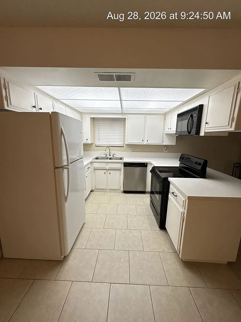 6 Month lease! Move in Ready!! — Photo 4
