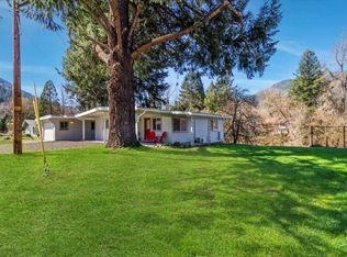 214 W Main St, Rogue River, OR 97537