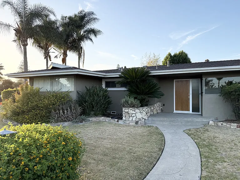 9721 Orangewood Ave — Photo 1