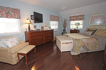5th image of 60 Dennis St