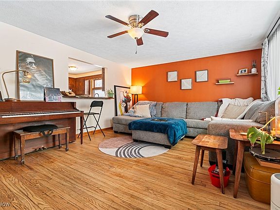 3rd image of 1208 Roslyn Ave SW