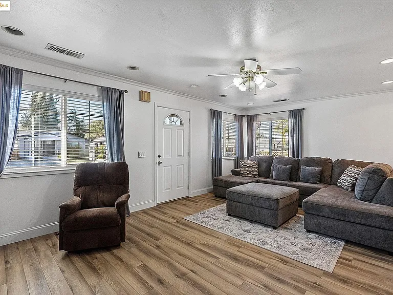 718 Sarah St — Photo 4