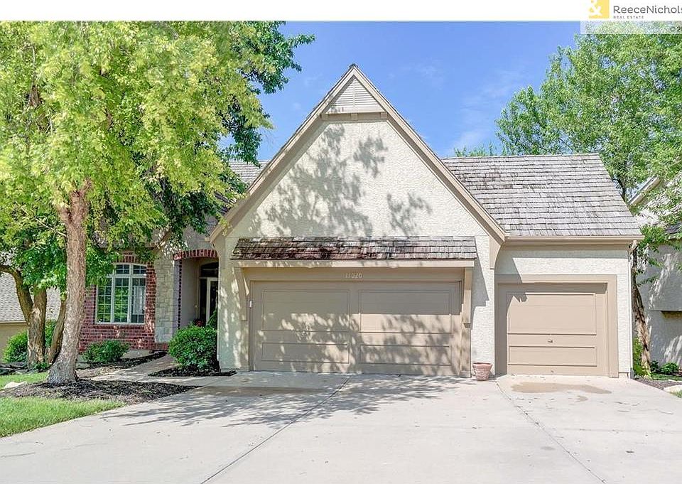 Beautiful Villa with 3 Car Garage!