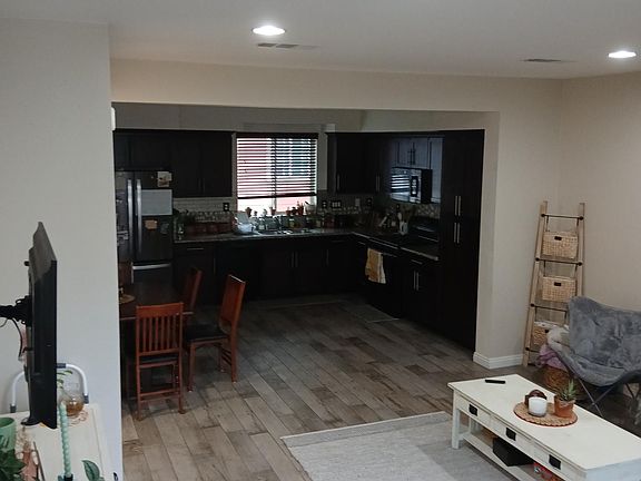 5th image of 218 Antoni Gln Unit 810