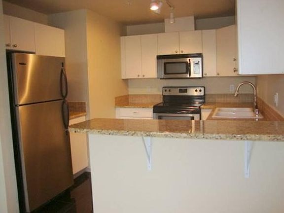 5th image of 323 Queen Anne Ave N APT 605