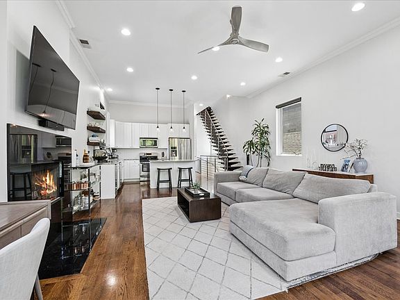 4th image of 875 N Paulina St #3