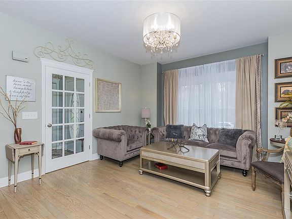 4th image of 40 Sarazen St