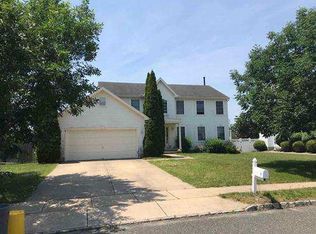 8 Red Gravel Cir, Sicklerville, NJ 08081