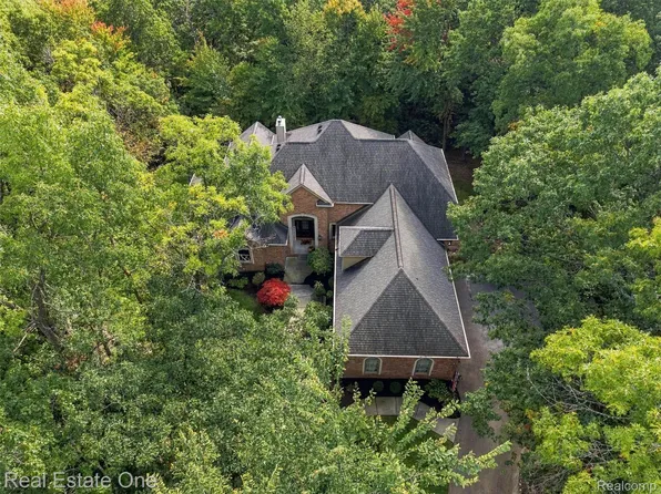 5086 Hilltop Estates Dr, Clarkston, MI 48348