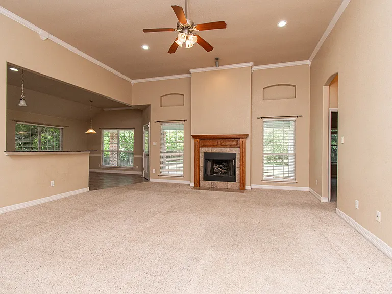 1401 Saxon Cir — Photo 2