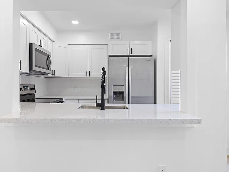 1111 SE 8th Ter #3F — Photo 5