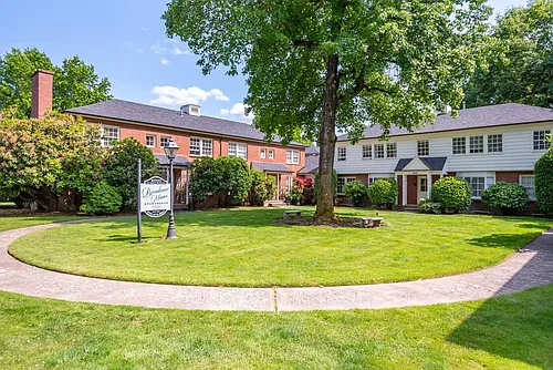 Broadmoor Manor Photo 1