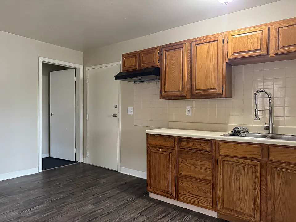 2020 Pine Ave #5